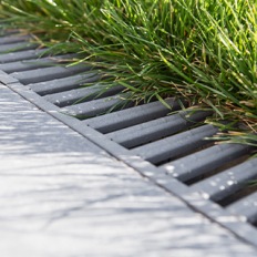 Installer une ligne de caniveaux : un atout astucieux et esthétique pour vos terrasses