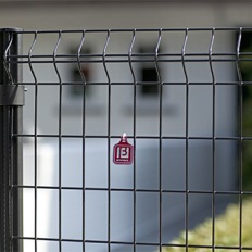 Comment installer une clôture en panneaux rigides?