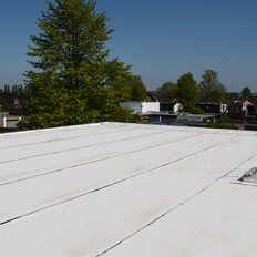 Comment coller à froid une membrane bitumineuse d’étanchéité sur une toiture plate ?