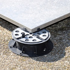 Avantages d’une pose sur plots pour une terrasse