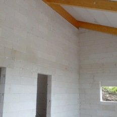 Plafonner un mur intérieur en Ytong à l’aide d’un enduit mince