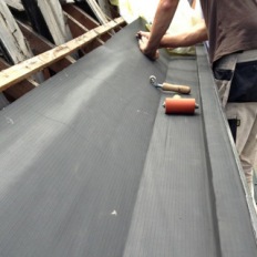 Pose d'une membrane caoutchouteuse autocollante et étanche sous toiture