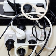 Multiprises électriques : évitez de les brancher en série