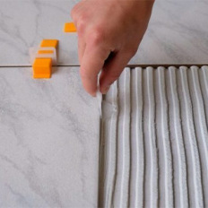 Comment poser son carrelage facilement à l’aide d’un système de nivellement ?