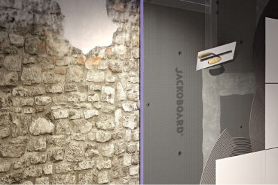 Personne installant des panneaux en XPS Jackoboard dans une pièce d'eau.