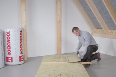 Personnel de chantier posant de l'isolation ROCKWOOL®.