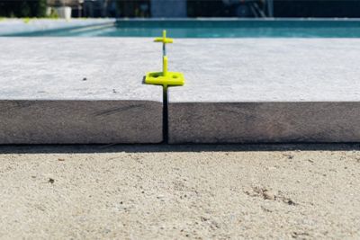 Pose d'une terrasse sur béton avec les accessoires de la marque Levelit.