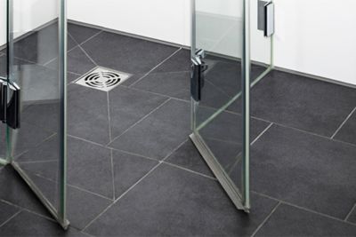 Personne installant une douche à l'italienne.