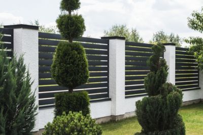 Clôture de jardin achetée dans un magasin de matériaux de construction.