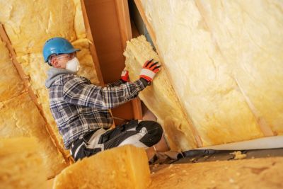 Personne installant de l'isolation dans sa maison.