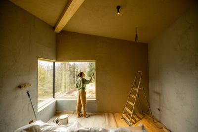 Personne rénovant l'intérieur de son annexe.