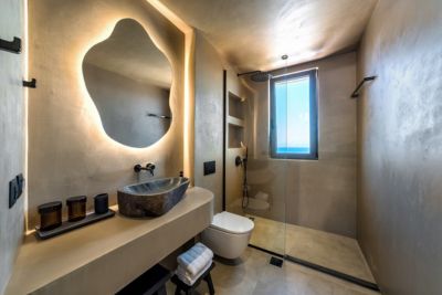 Douche à l'italienne installée dans une salle de bain.