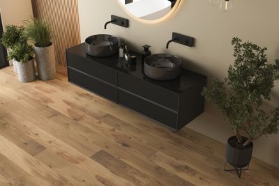 Salle de bains équipée d'un parquet adapté pour pièce humide.
