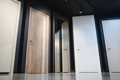 Magasin proposant des portes en bois intérieures.